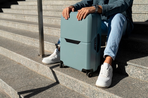 Vue latérale voyageur avec une valise