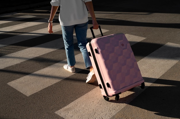 Photo gratuite vue latérale voyageur avec une valise