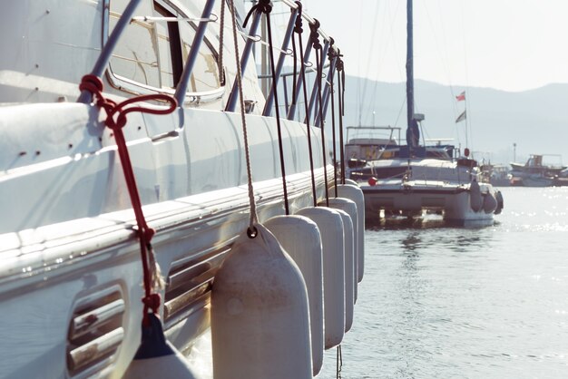 Vue latérale d&#39;un yacht