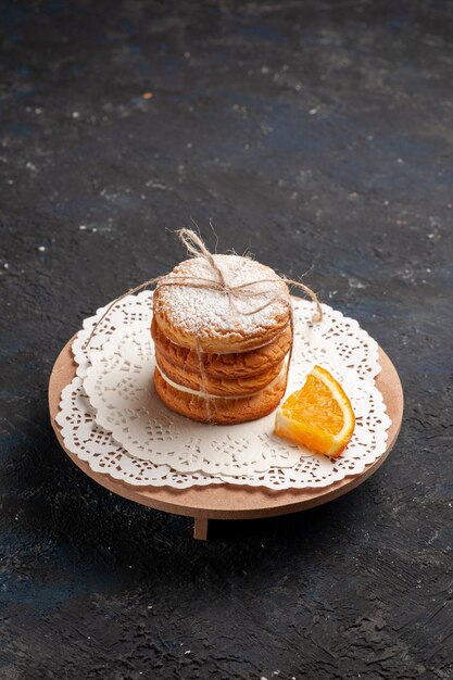 Vue lointaine avant biscuits sandwich avec garniture à la crème sur le biscuit biscuit surface sombre