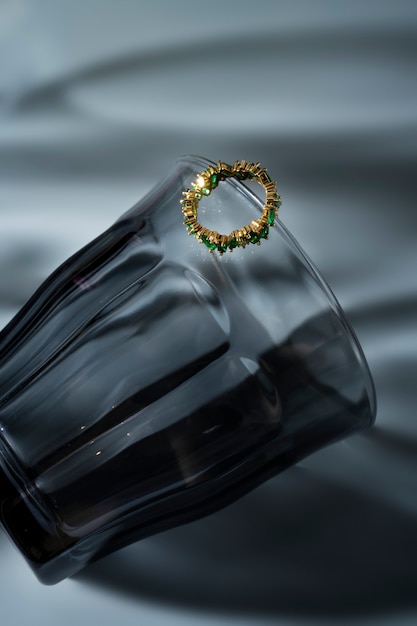 Photo gratuite vue de la luxueuse bague dorée avec verre transparent