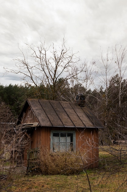 Photo gratuite vue de la maison abandonnée et en décomposition dans la nature