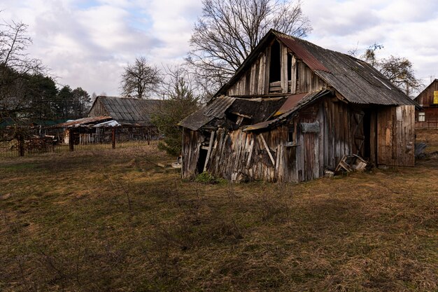 Vue de la maison abandonnée et en décomposition dans la nature