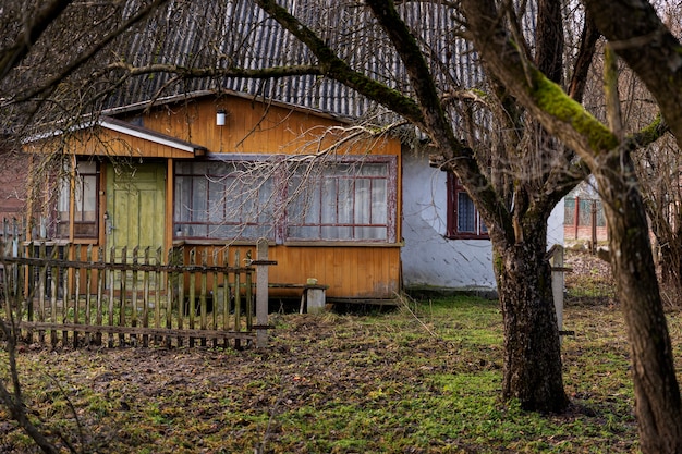 Photo gratuite vue de la maison abandonnée et en décomposition dans la nature