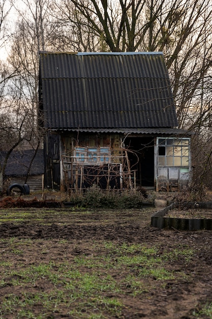 Photo gratuite vue de la maison ancienne et abandonnée dans la nature