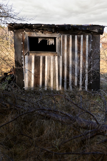 Vue de la maison ancienne et abandonnée dans la nature