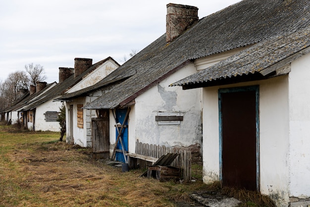 Photo gratuite vue sur une maison déserte et en décomposition dans la nature