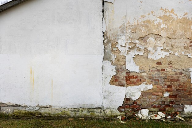 Photo gratuite vue sur une maison déserte et en décomposition dans la nature