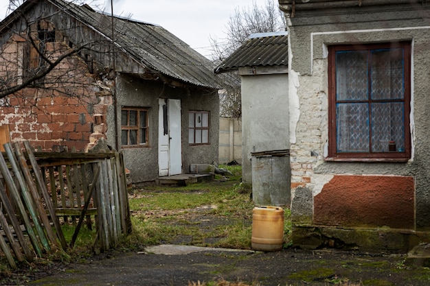 Photo gratuite vue sur une maison déserte et en décomposition dans la nature