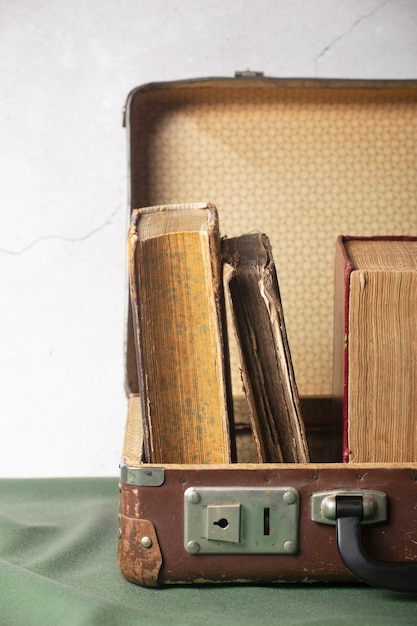 Photo gratuite vue d'une mallette vintage avec des livres