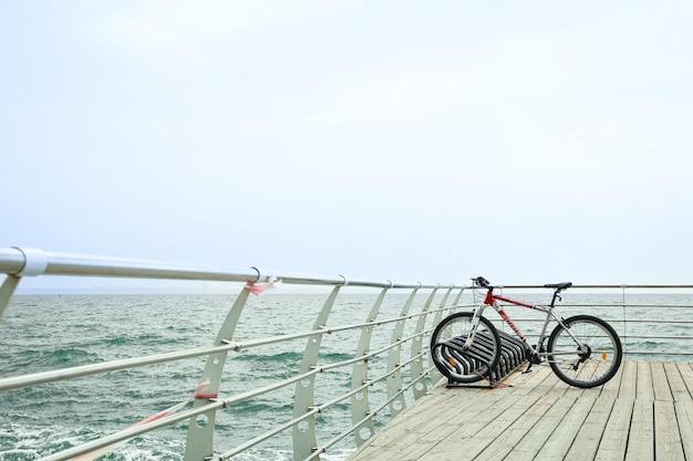 Vue sur la mer avec espace vélo pour texte