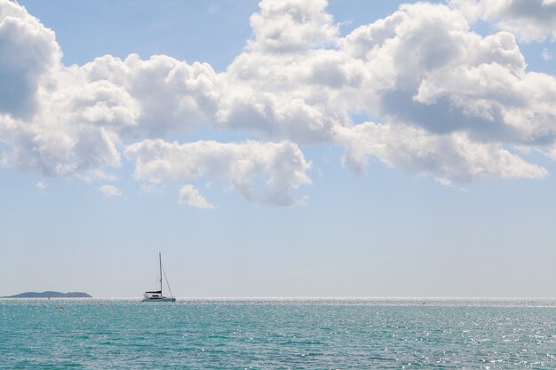 Vue mer avec montagnes au loin et bateaux