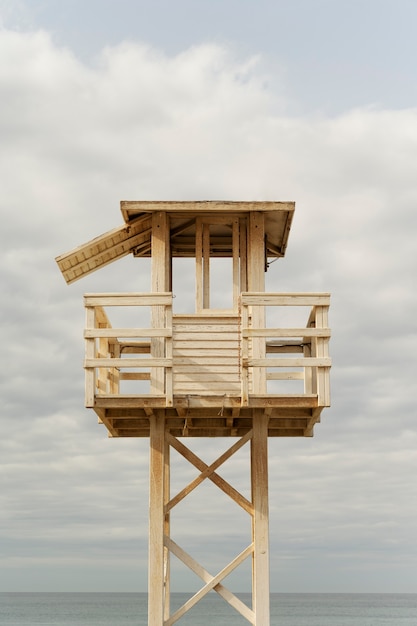 Vue sur la mer avec tour de sauveteur à faible angle