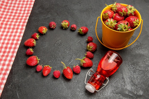 Vue de la moitié de dessus des fraises rouges fraîches sur la table de couleur framboise fruit berry foncé