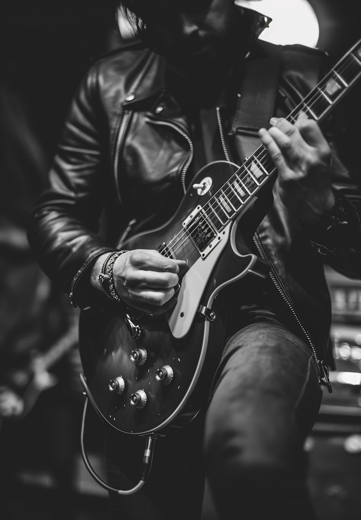 Photo gratuit vue monochrome d'une personne jouant de la guitare électrique