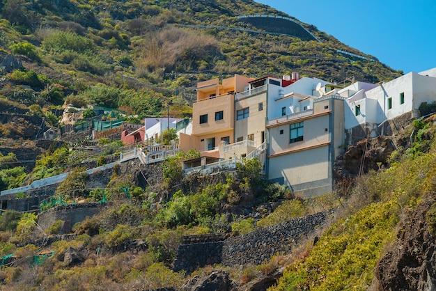 Vue sur la montagne et les bâtiments colorés au sommet à Garachico