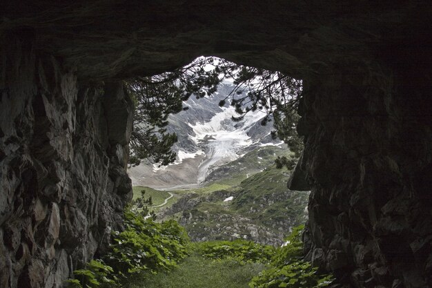 Vue d'une montagne couverte de neige vue d'un tunnel