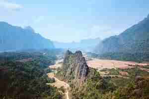 Photo gratuite vue sur les montagnes karstiques vu du point de vue de nam xay sous la lumière du soleil à vang vieng au laos