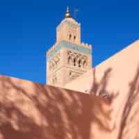 Photo gratuite vue de la mosquée koutoubia avec ciel bleu marrakech