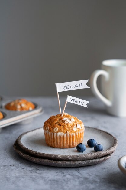 Vue de muffins cuits au four faits par une boulangerie végétalienne