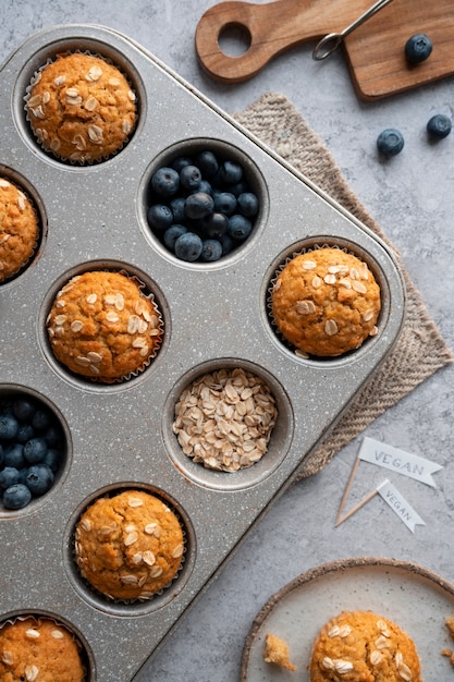 Photo gratuite vue de muffins cuits au four faits par une boulangerie végétalienne