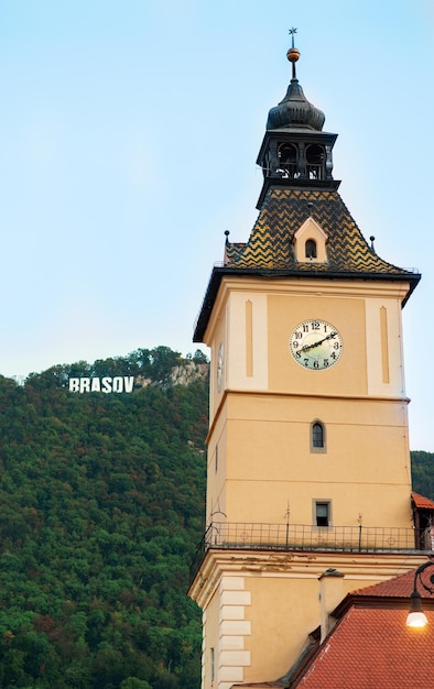 Photo gratuite vue sur le musée du comté dans le vieux centre de brasov roumanie