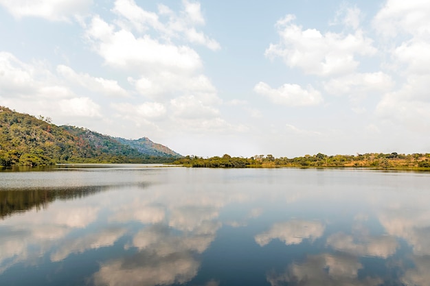 Vue sur la nature africaine avec lac et montagnes