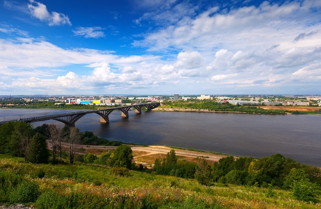 Photo gratuite vue de nijni novgorod avec le pont molitovsky
