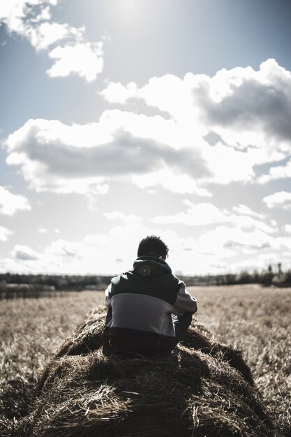 Vue en niveaux de gris de l'emplacement de l'homme sur l'herbe à foin