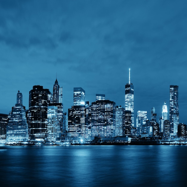 Vue nocturne de l'architecture du centre-ville de Manhattan
