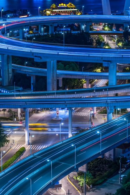 Vue de nuit du trafic urbain avec paysage urbain