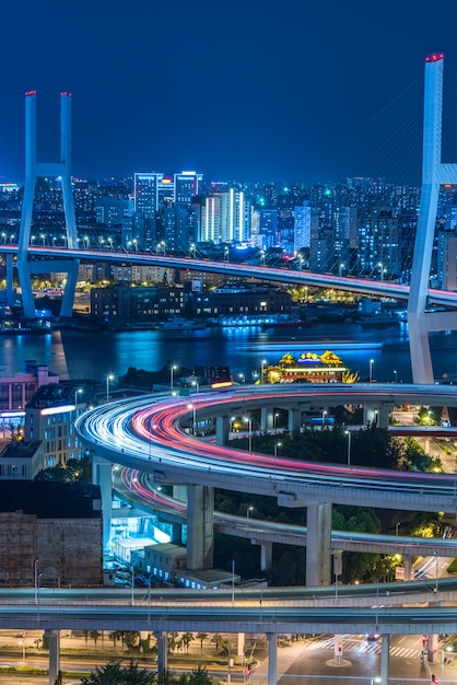 Vue De Nuit Du Trafic Urbain Avec Paysage Urbain