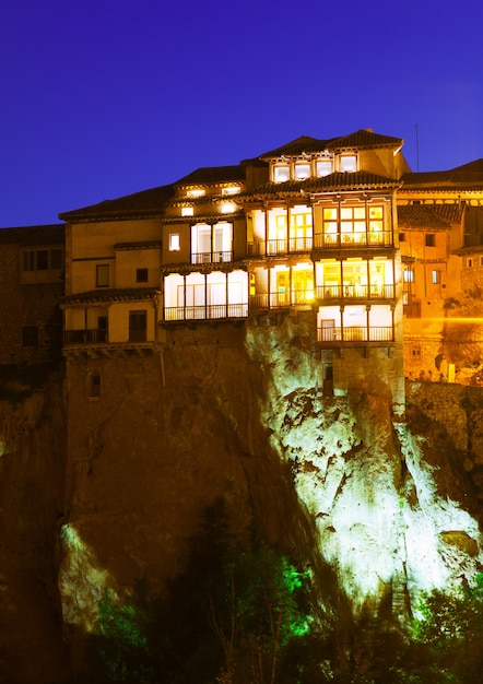 Photo gratuite vue de nuit des maisons suspendues à cuenca