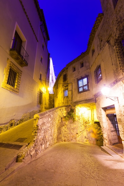 Vue de nuit de la rue étroite de Cuenca