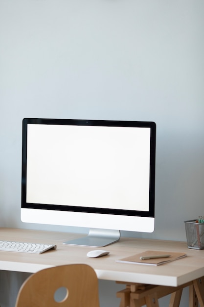 Vue de l'ordinateur sur le bureau à la maison avec écran de cadre