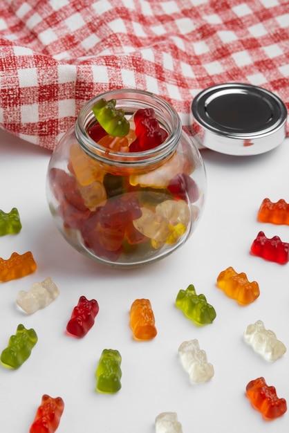 Vue d'ours gommeux sucrés avec bocal en verre