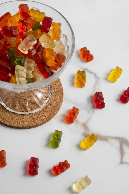 Vue d'ours gommeux sucrés avec bol