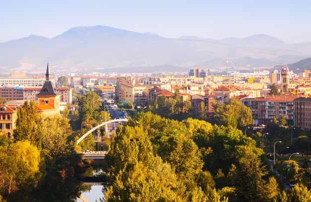 Vue de Pampelune avec pont sur Arga