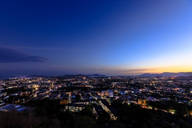 Vue panoramique aérienne de la ville de Phuket depuis le parc Khao Rang Hill pendant le crépuscule