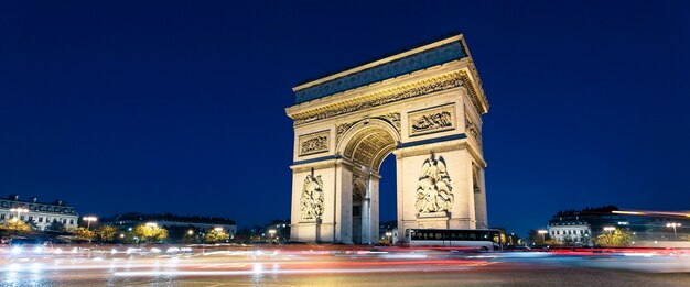 Vue panoramique de l'Arc de Triomphe de nuit xith feux de voiture