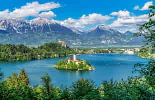 Photo gratuite vue panoramique sur la belle mala osojnica à bled slovénie sous une journée ensoleillée