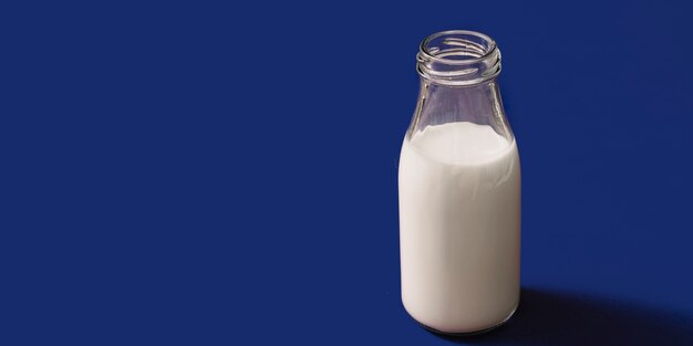 Vue panoramique d&#39;une bouteille en verre de lait ouverte