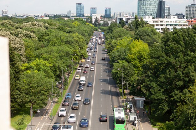 Vue panoramique du boulevard avec des voitures de la ville métropolitaine pendant les jours d'été