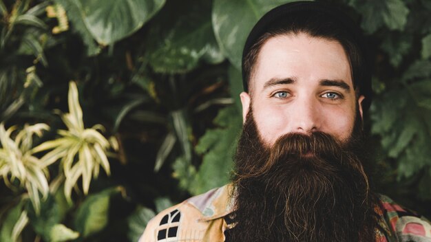 Vue panoramique du jeune homme barbu, regardant la caméra