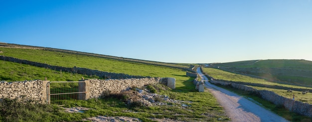 Photo gratuite vue panoramique du parc naturel serras de aire e candeeiros au portugal