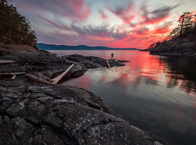 Photo gratuite vue panoramique sur le lac à l'aube