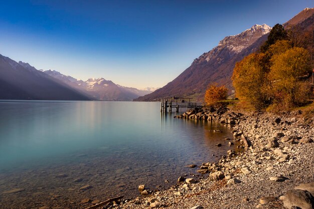 Vue panoramique sur le lac de brienz en suisse avec jetée et couleurs d'automne