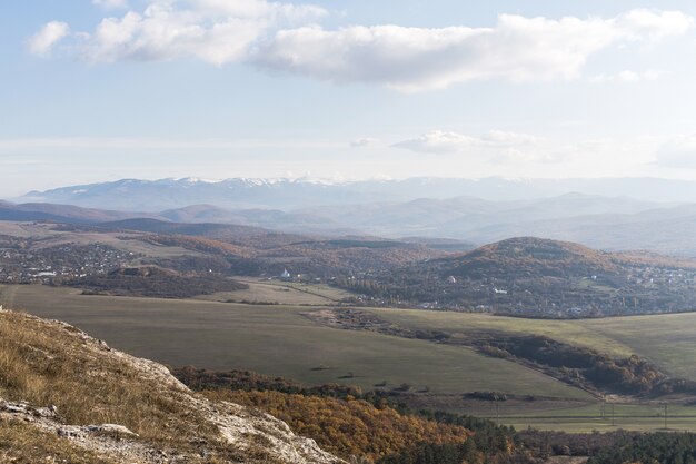 Vue panoramique montagne et champs