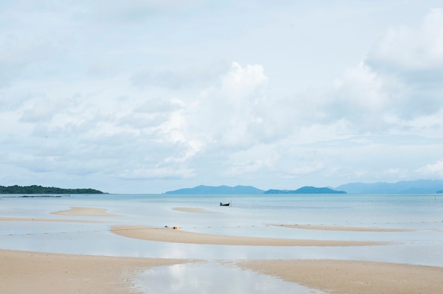 Vue panoramique sur la plage et la montagne