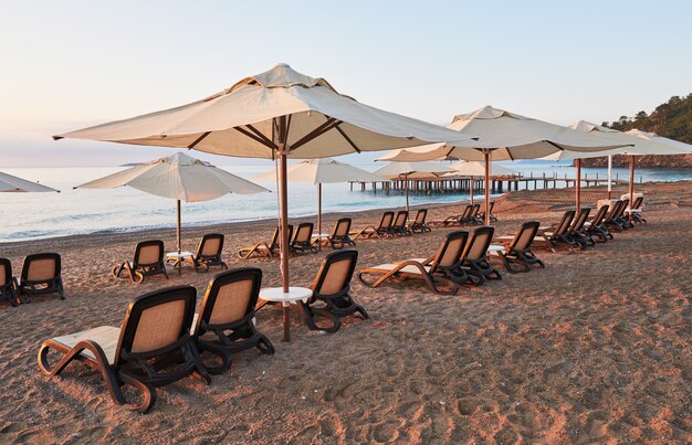 Vue panoramique sur la plage de sable sur la plage avec chaises longues et parasols ouverts sur la mer et les montagnes. Amara Dolce Vita Hôtel de luxe. Recours. Tekirova-Kemer. dinde